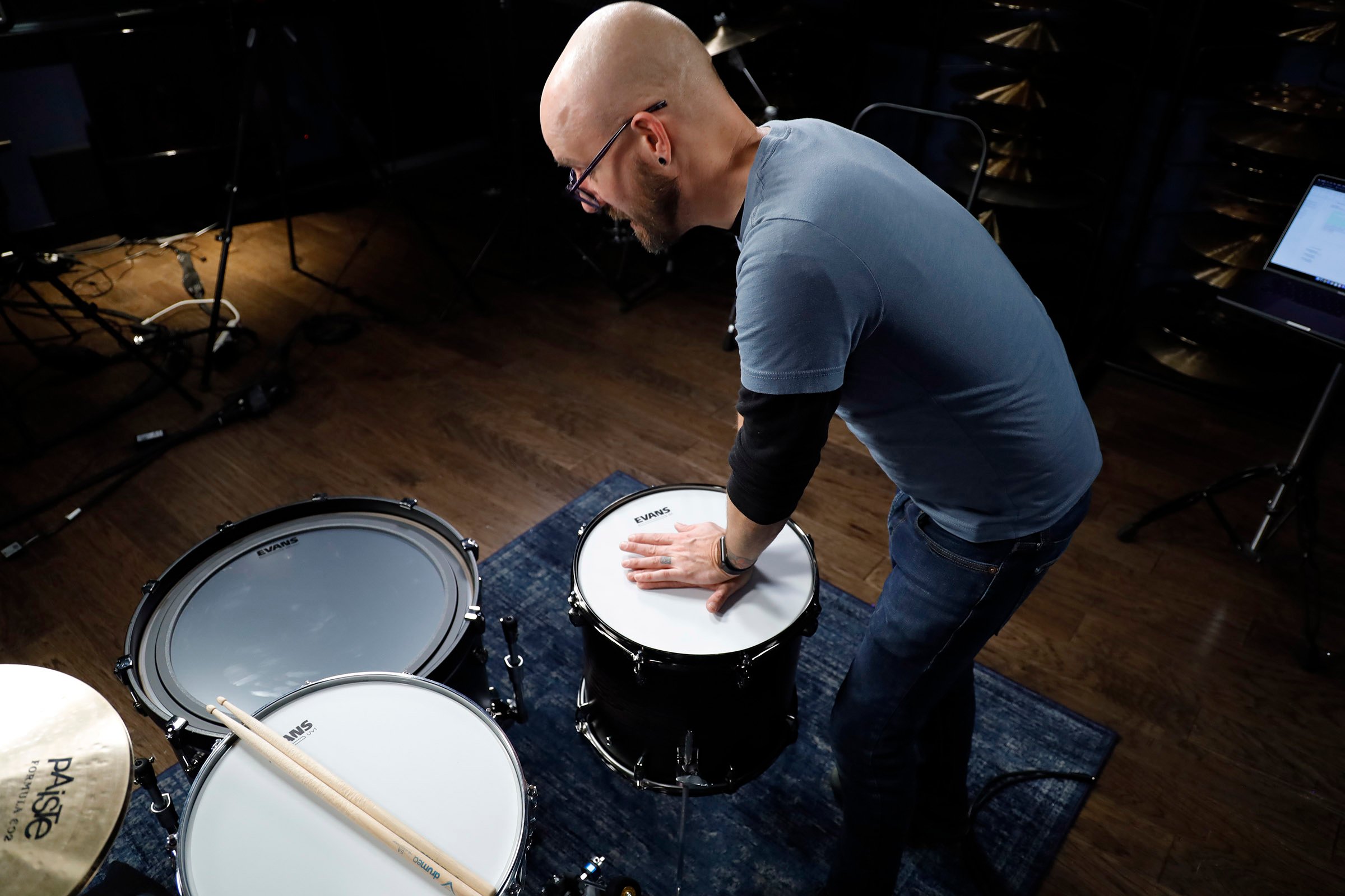 How To Tune Drums (With Video/Photos) 17 tune floor tom